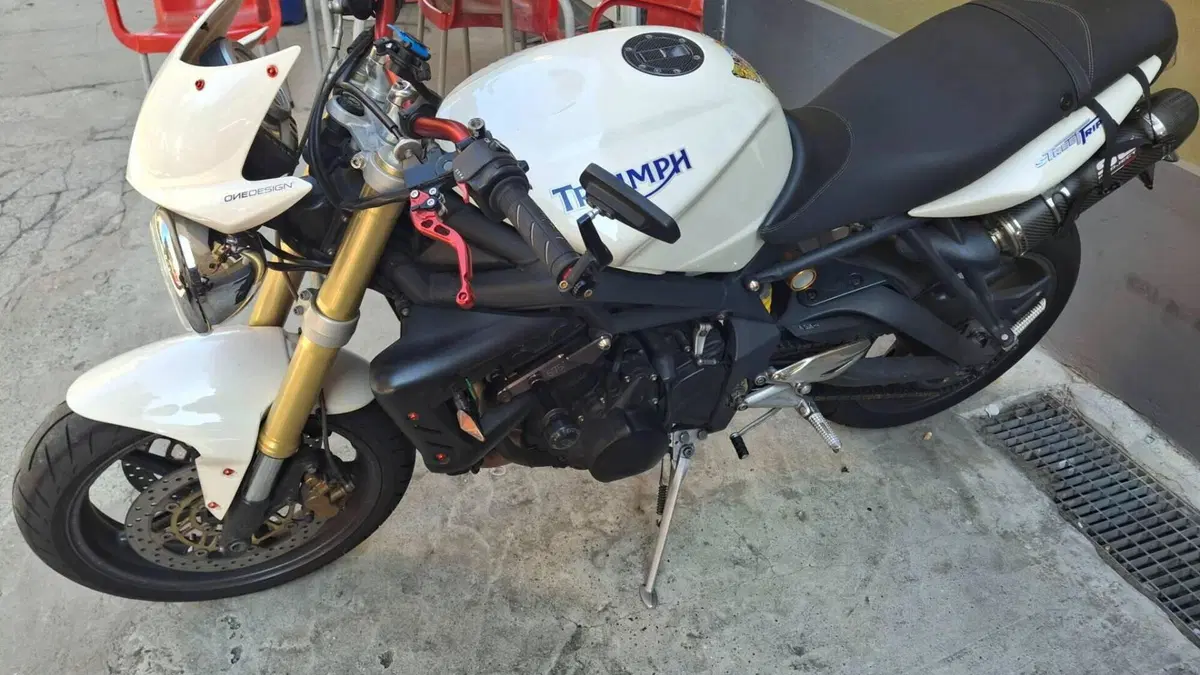 Triumph Street Triple (2007 - 12)  (2)