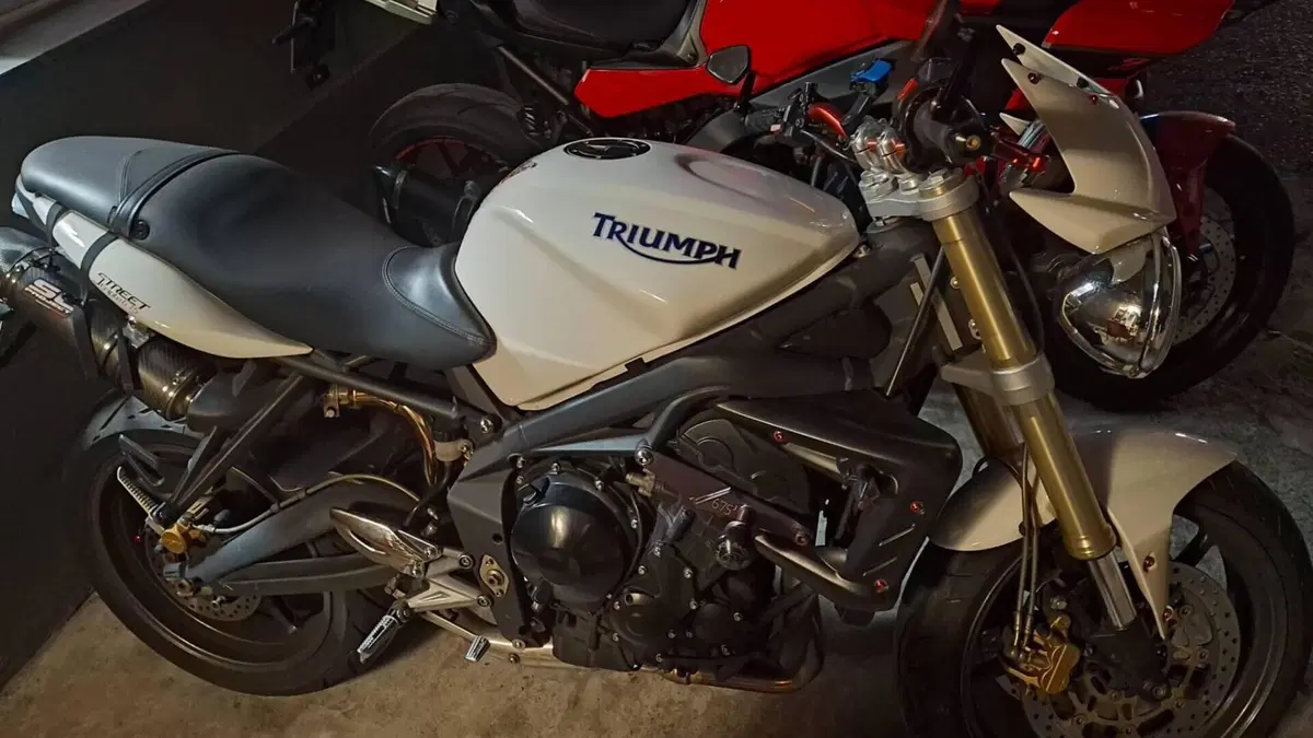 Triumph Street Triple (2007 - 12)  (11)