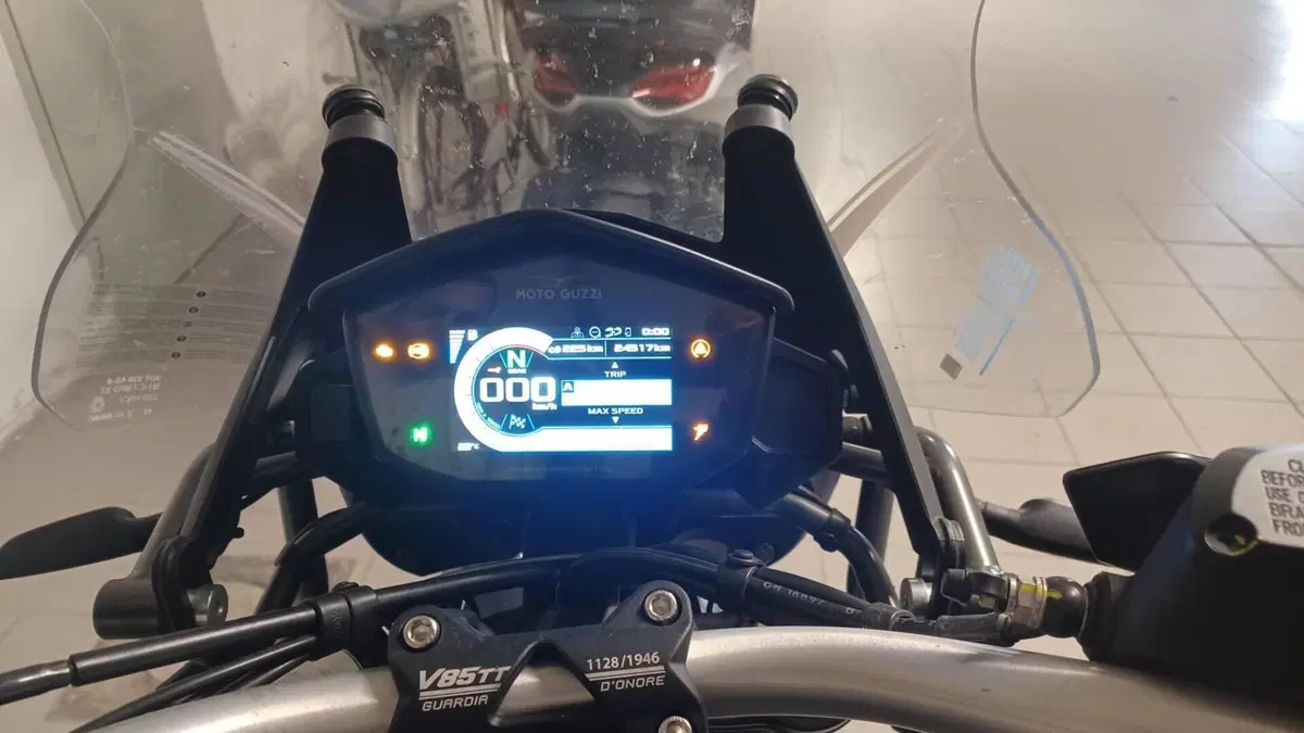 Moto Guzzi V85 TT Guardia d'Onore (2022 - 23) 