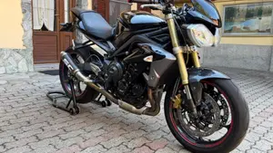 Triumph Street Triple (2013)  (3)