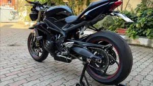 Triumph Street Triple (2013)  (4)