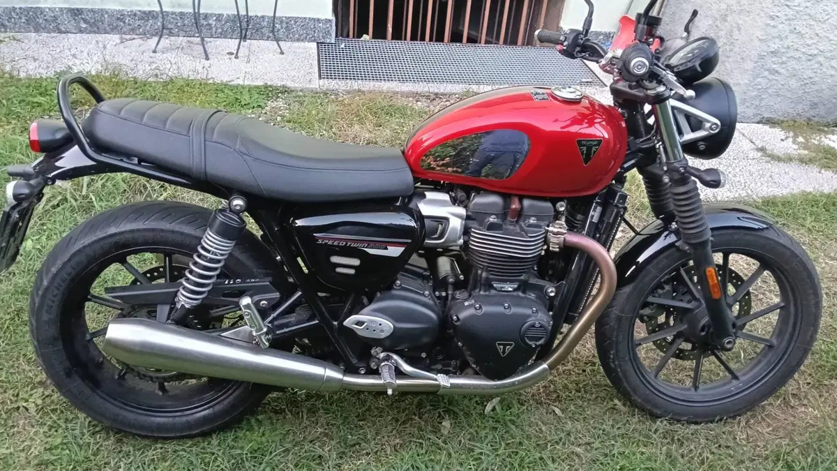 Triumph Speed Twin 900 Chrome Edition (2023)  (2)