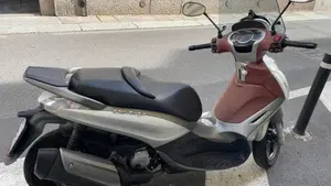 Piaggio Beverly 350 SportTouring ie (2011 - 15)  (4)