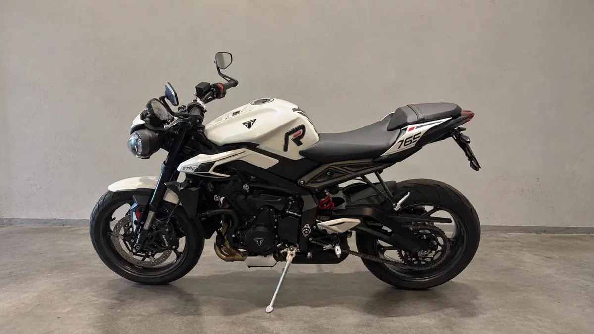 Triumph Street Triple 765 R (2023 - 26)  (2)