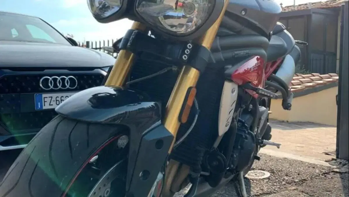 Triumph Speed Triple 1050 R ABS (2016 - 17)  (2)