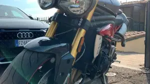 Triumph Speed Triple 1050 R ABS (2016 - 17)  (2)