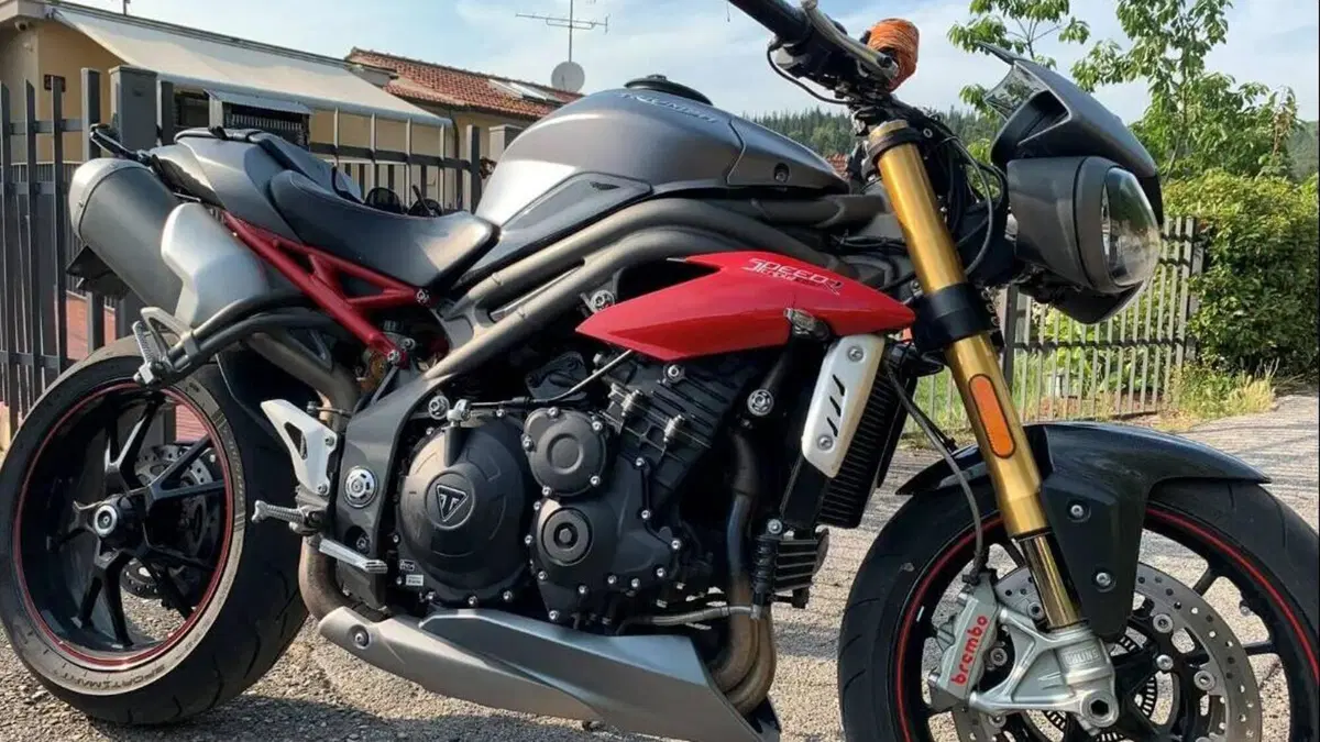 Triumph Speed Triple 1050 R ABS (2016 - 17)  (5)