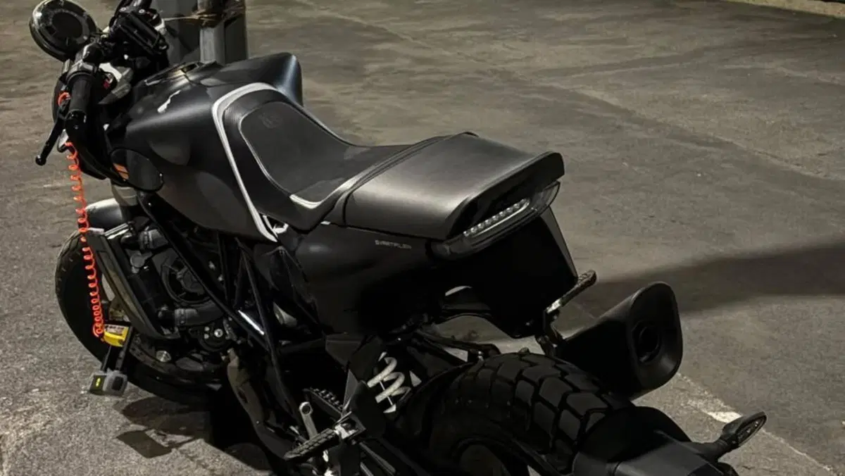 Husqvarna Svartpilen 701 (2019)  (2)