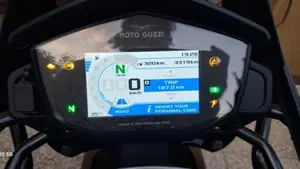 Moto Guzzi V85 TT Travel (2024 - 26)  (2)