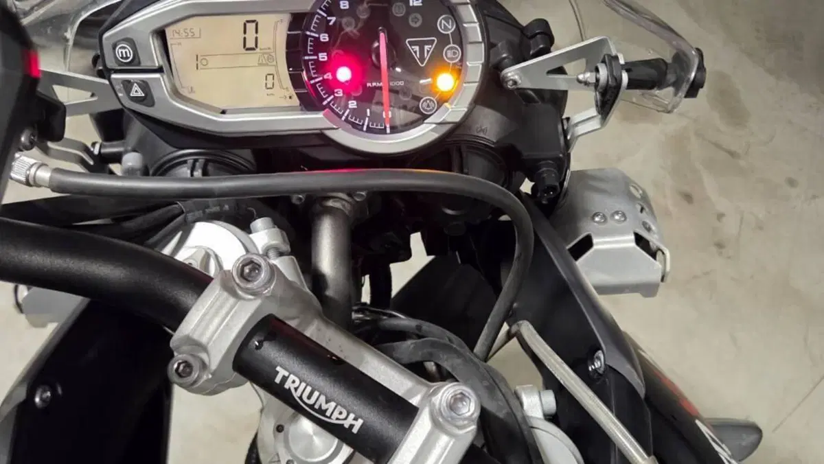 Triumph Tiger 800 XCa (2015 - 17)  (10)