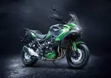 Ecco la Versys 900. Kawasaki svela tutto della nuova crossover: stile, dati tecnici e prezzo