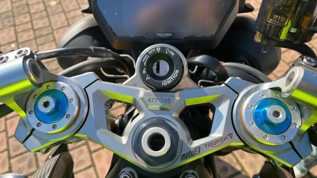 Triumph Street Triple 765 Moto2 Edition (2023 - 24)  (2)