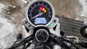 Triumph Street Twin 900 (2017 - 18)  (10)