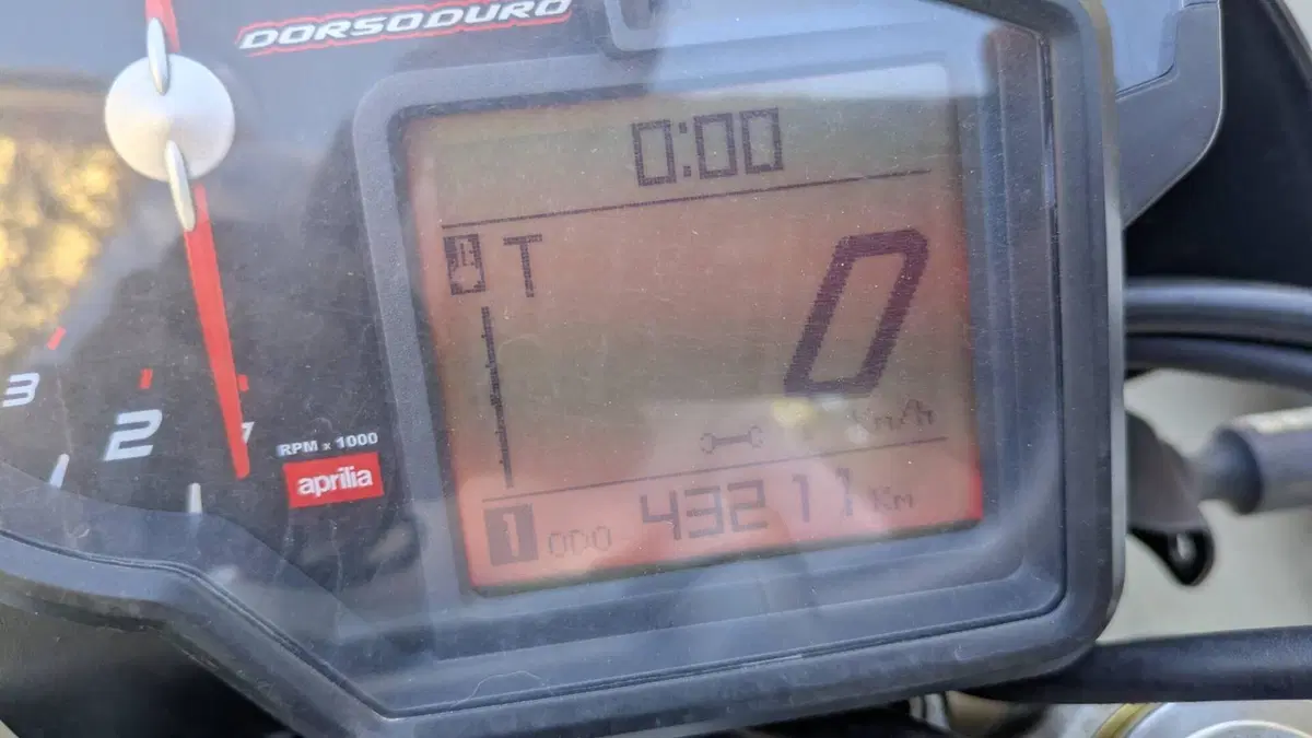 Aprilia Dorsoduro 750 Factory (2010 - 13)  (7)