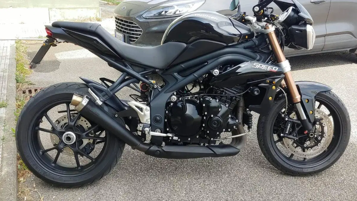 Triumph Speed Triple 1050 (2011 - 13)  (6)