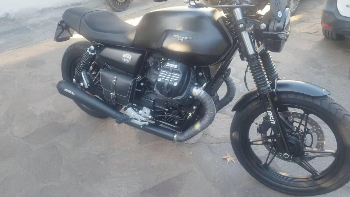 Moto Guzzi V7 Stone (2021 - 24) 