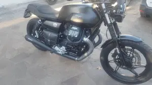 Moto Guzzi V7 Stone (2021 - 24) 