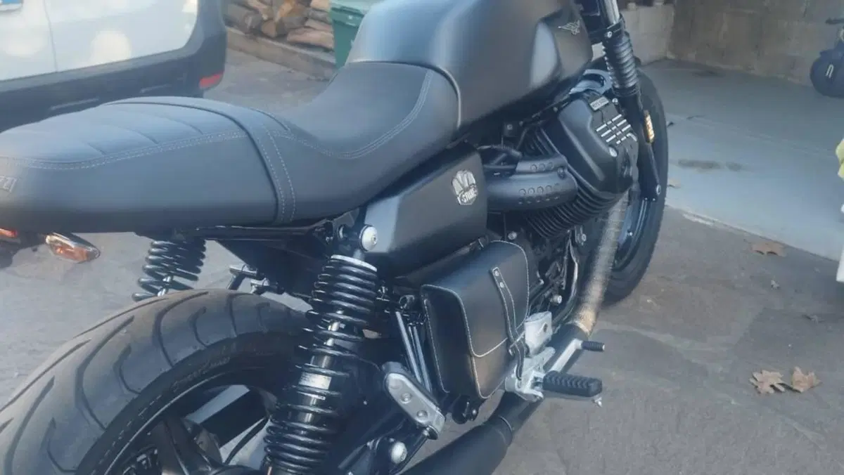 Moto Guzzi V7 Stone (2021 - 24)  (2)