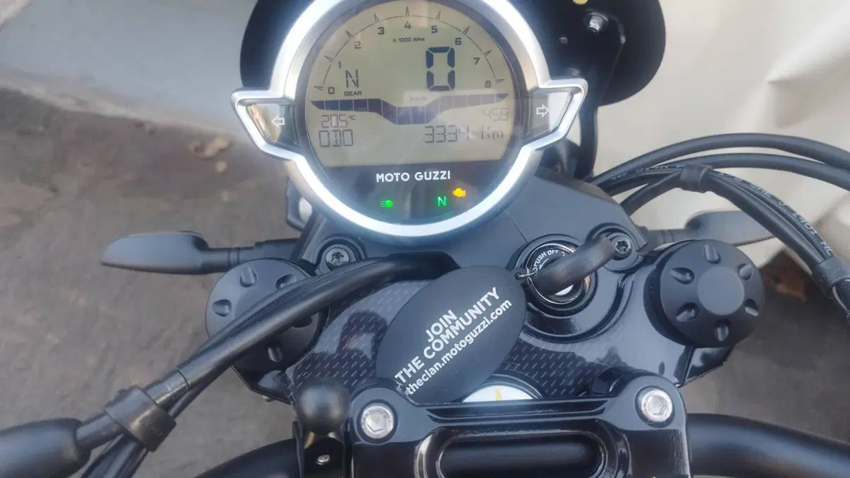 Moto Guzzi V7 Stone (2021 - 24)  (4)
