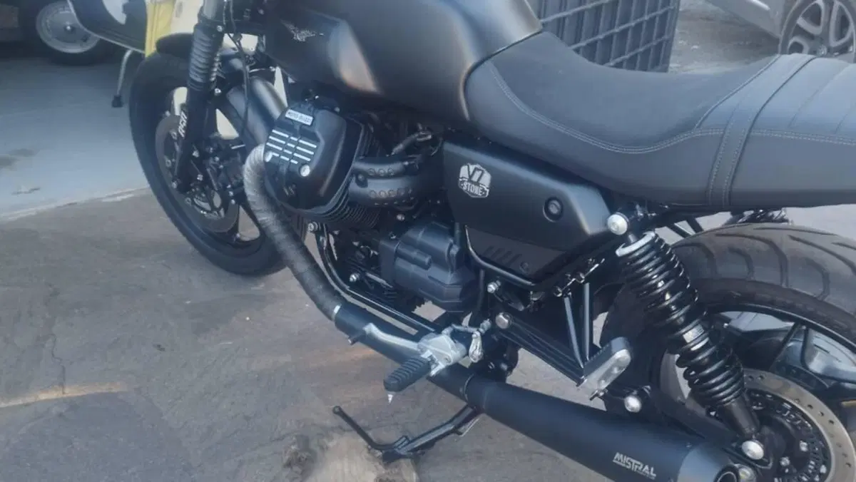 Moto Guzzi V7 Stone (2021 - 24)  (8)