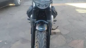 Moto Guzzi V7 Stone (2021 - 24)  (10)