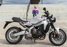 Yamaha XSR900 2027, torna il rosa anni ’90, ecco la Neon White [GALLERY]