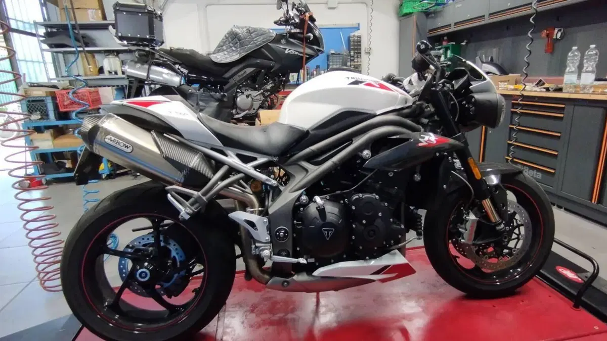 Triumph Speed Triple 1050 RS (2018 - 20)  (2)