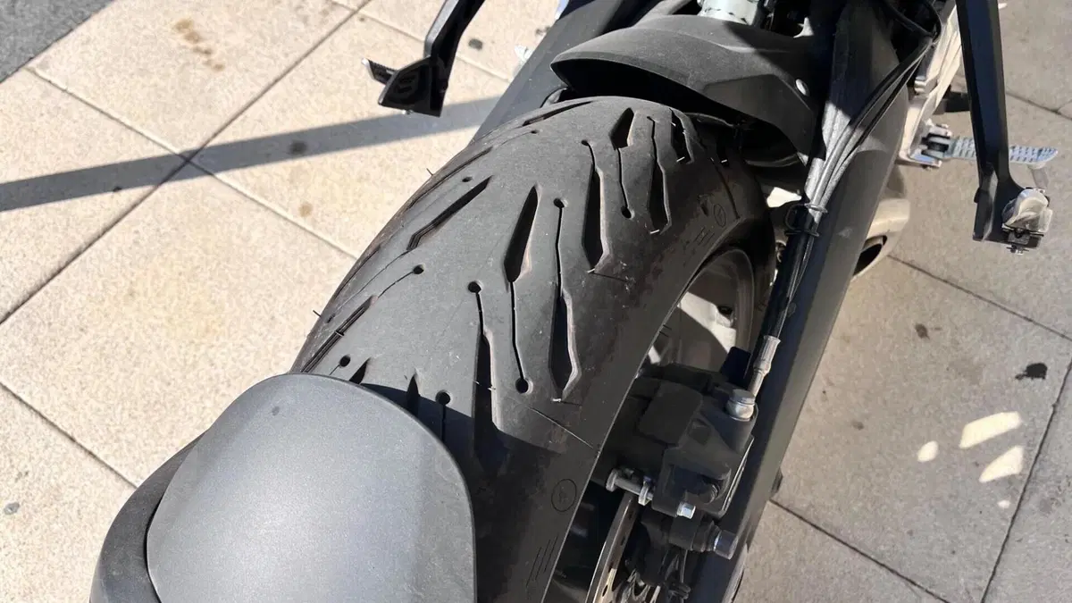 Triumph Trident 660 Triple Tribute Edition (2024)  (4)