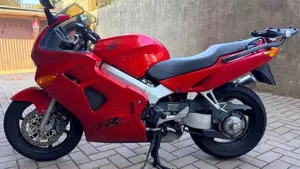 Honda VFR 800 (1998 - 01)  (4)