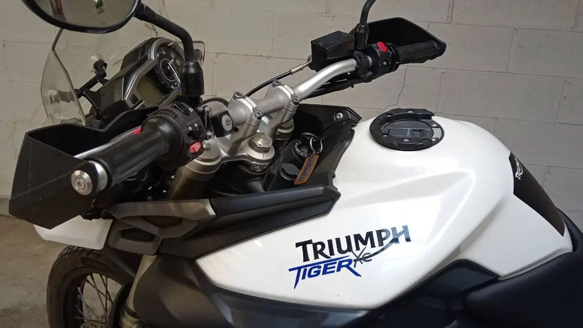 Triumph Tiger 800 XC (2011 - 12)  (2)