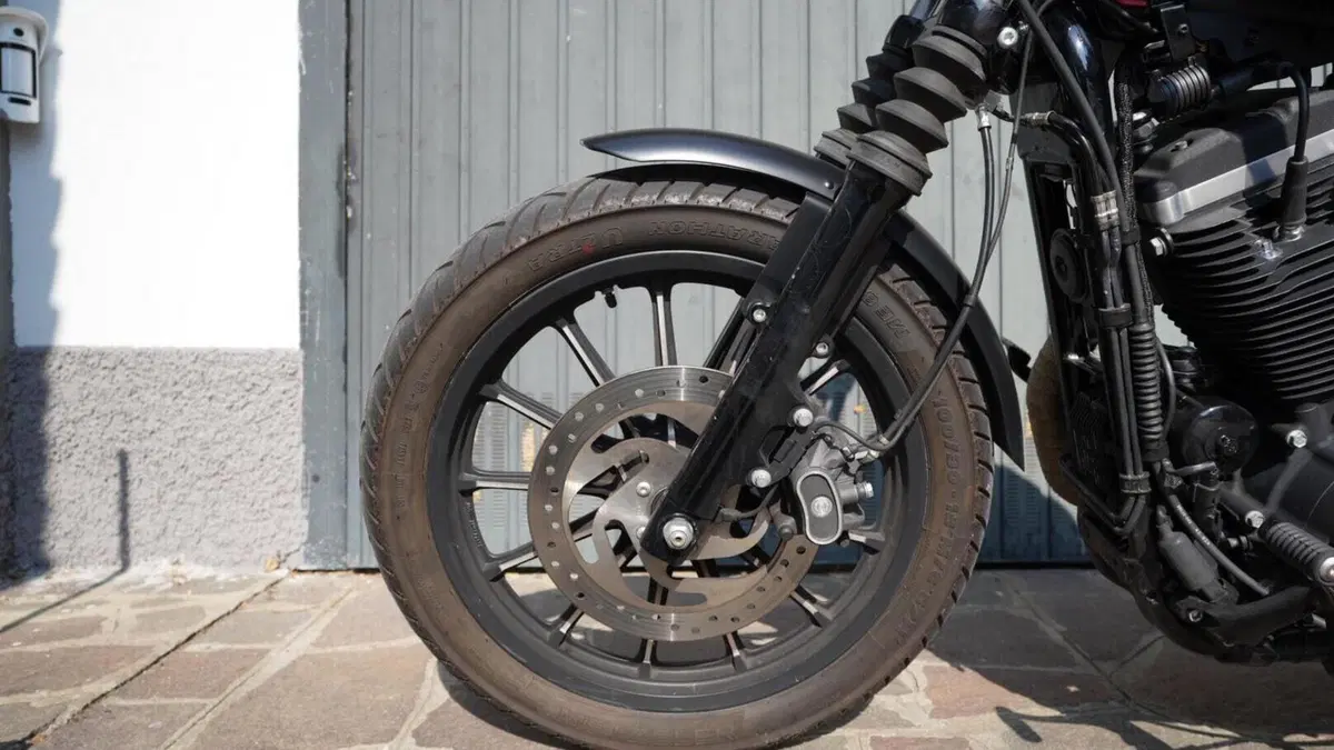 Harley-Davidson 883 Iron (2014 - 16) - XL 883N  (2)