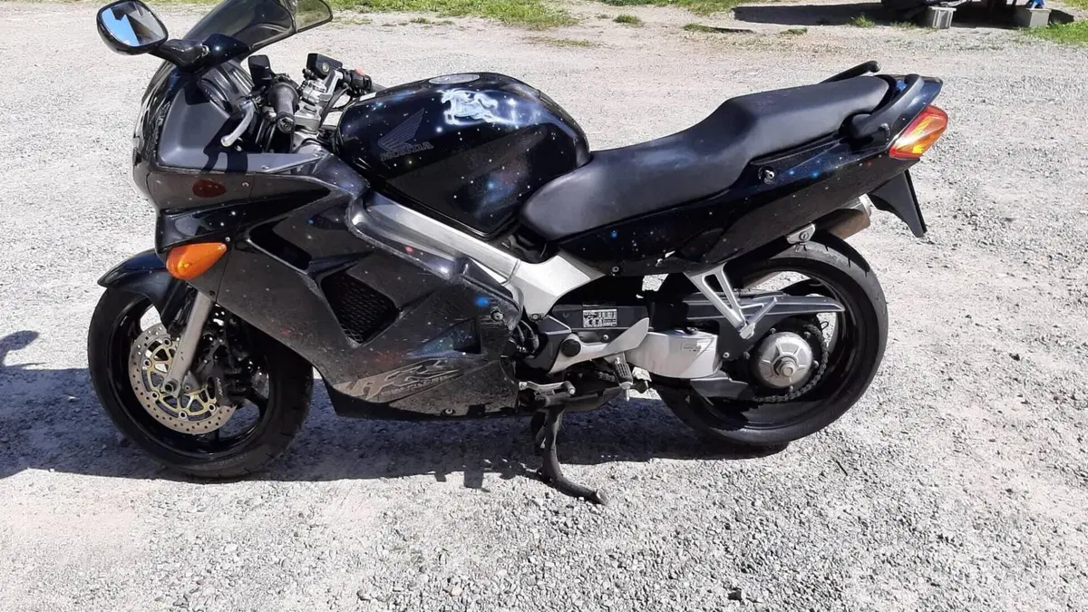 Honda VFR 800 (1998 - 01)  (2)