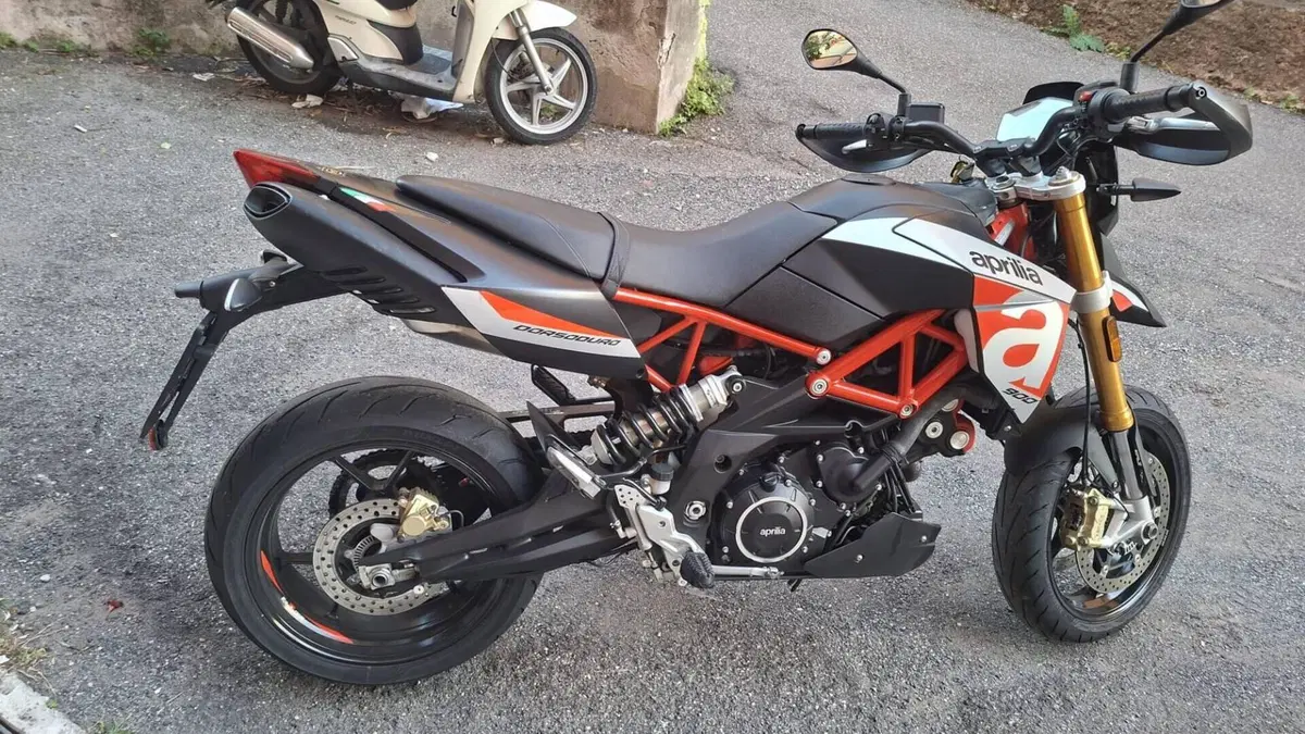 Aprilia Dorsoduro 900 (2017 - 20)  (2)