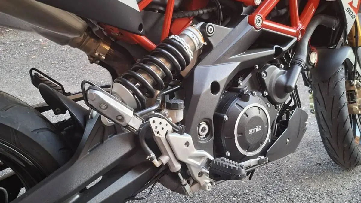 Aprilia Dorsoduro 900 (2017 - 20)  (11)