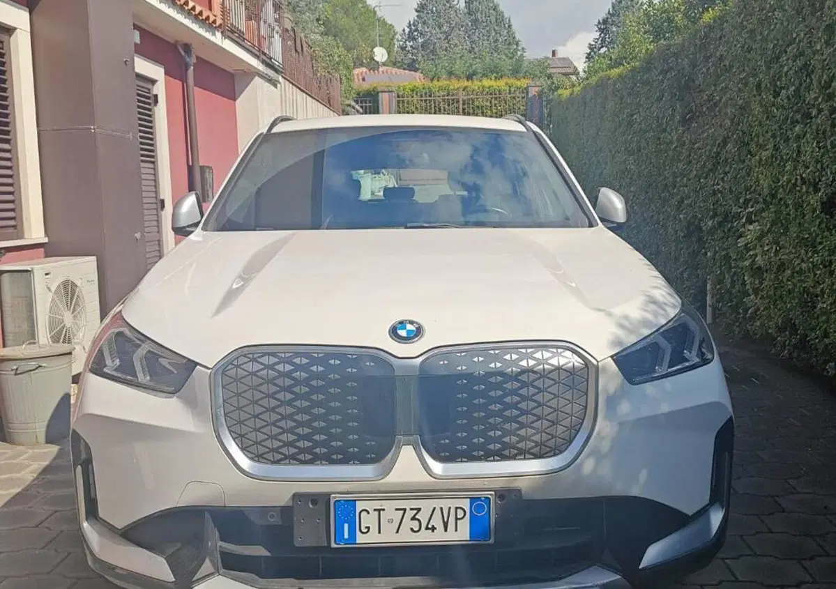 BMW iX1 edrive 20 X-Line (2)