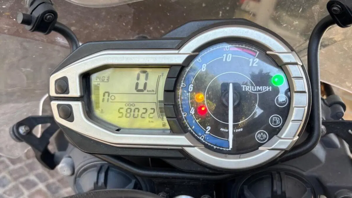 Triumph Tiger 800 XC (2011 - 12)  (4)