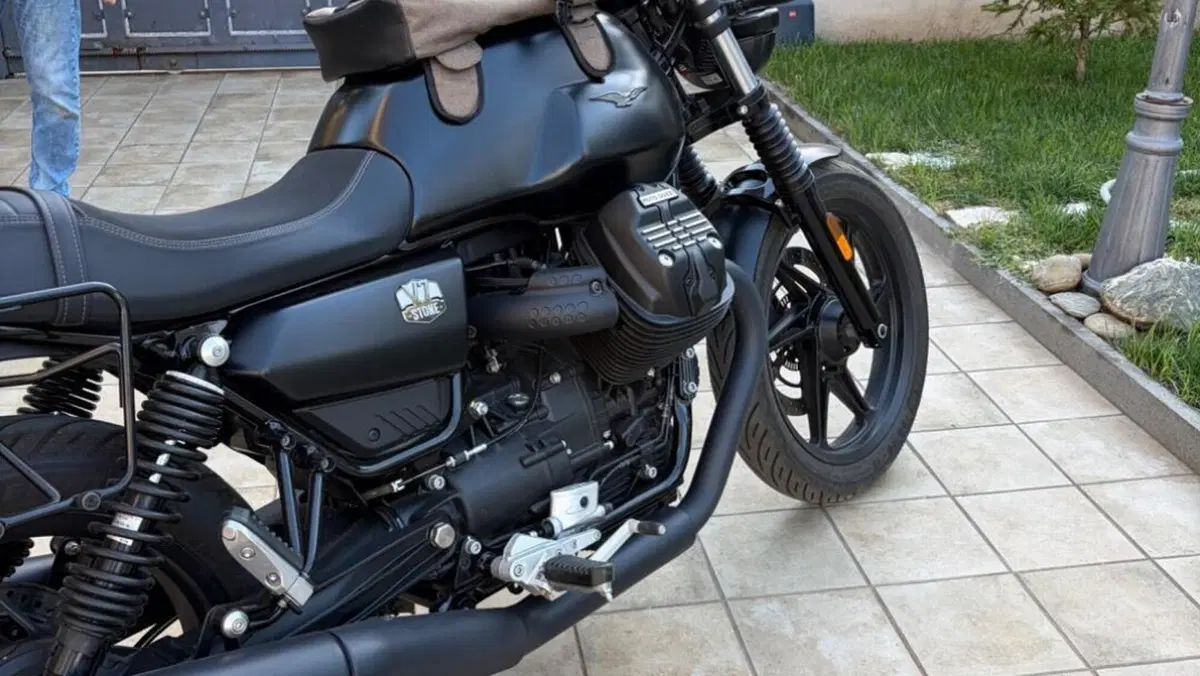 Moto Guzzi V7 Stone (2021 - 24)  (3)