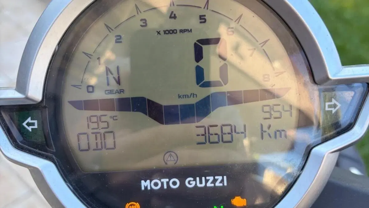 Moto Guzzi V7 Stone (2021 - 24)  (6)