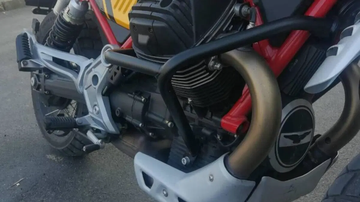 Moto Guzzi V85 TT Evocative Graphics (2021 - 23)  (3)