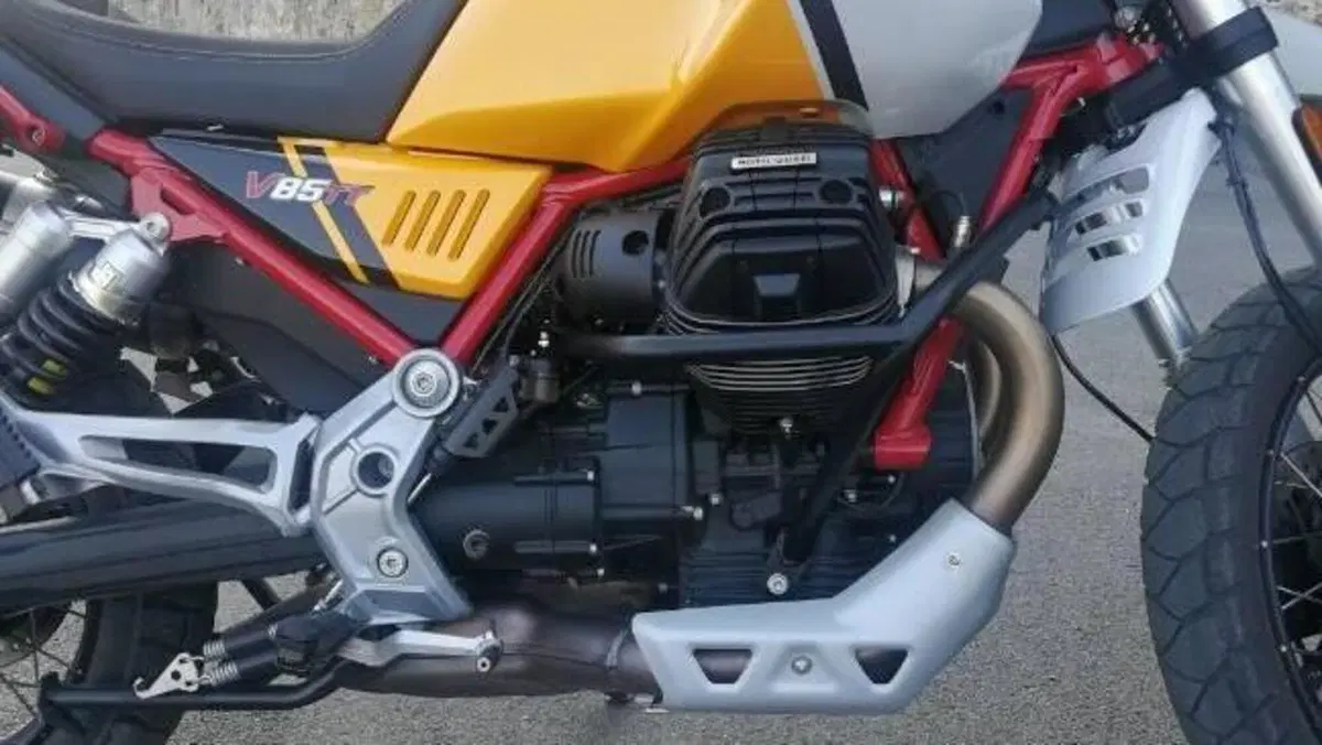 Moto Guzzi V85 TT Evocative Graphics (2021 - 23)  (4)