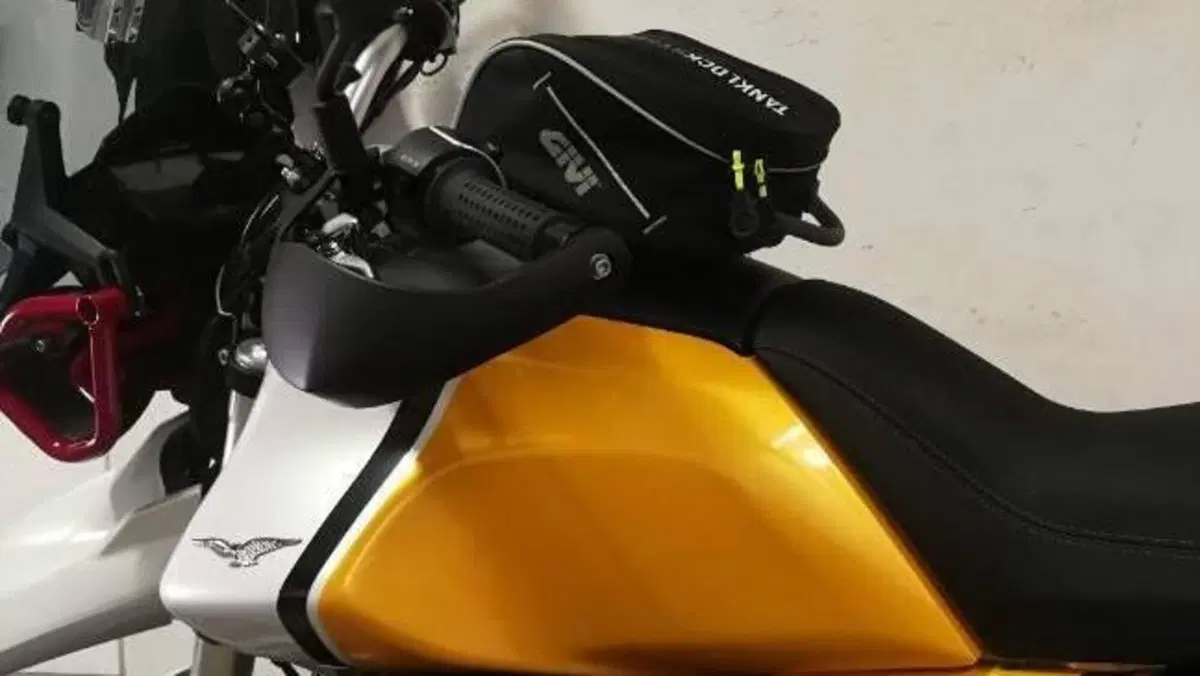 Moto Guzzi V85 TT Evocative Graphics (2021 - 23)  (5)