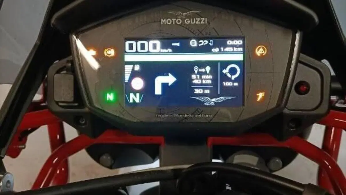 Moto Guzzi V85 TT Evocative Graphics (2021 - 23)  (7)