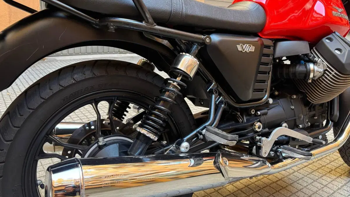 Moto Guzzi V7 Stone (2012 - 15)  (4)