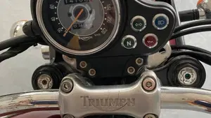 Triumph Bonneville 800 (2000 - 01)  (4)