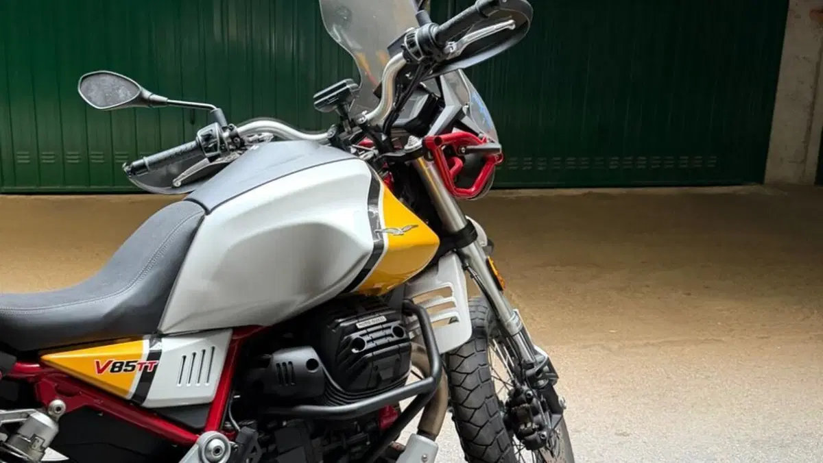 Moto Guzzi V85 TT Evocative Graphics (2019 - 20)  (2)