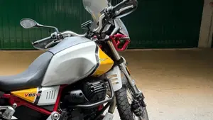 Moto Guzzi V85 TT Evocative Graphics (2019 - 20)  (2)