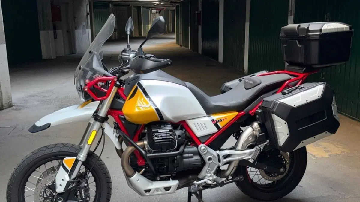 Moto Guzzi V85 TT Evocative Graphics (2019 - 20)  (3)