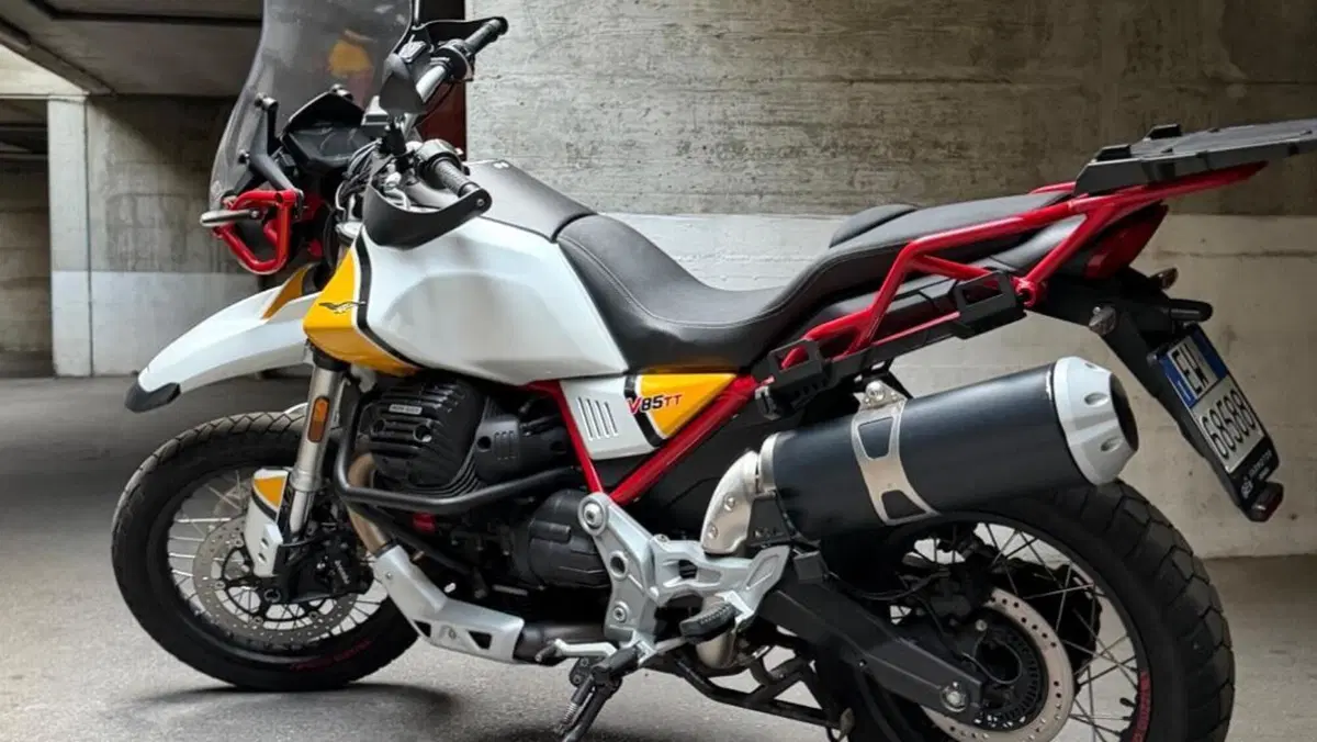 Moto Guzzi V85 TT Evocative Graphics (2019 - 20)  (5)