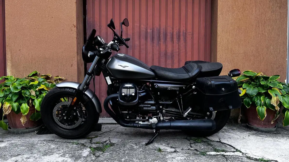 Moto Guzzi V9 Bobber (2018 - 20)  (2)
