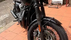 Triumph Bonneville T120 Black (2021 - 25)  (4)